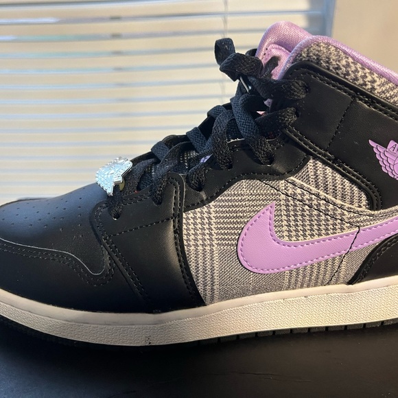 Air Jordan 1 Mid SE (GS) - Picture 13 of 16